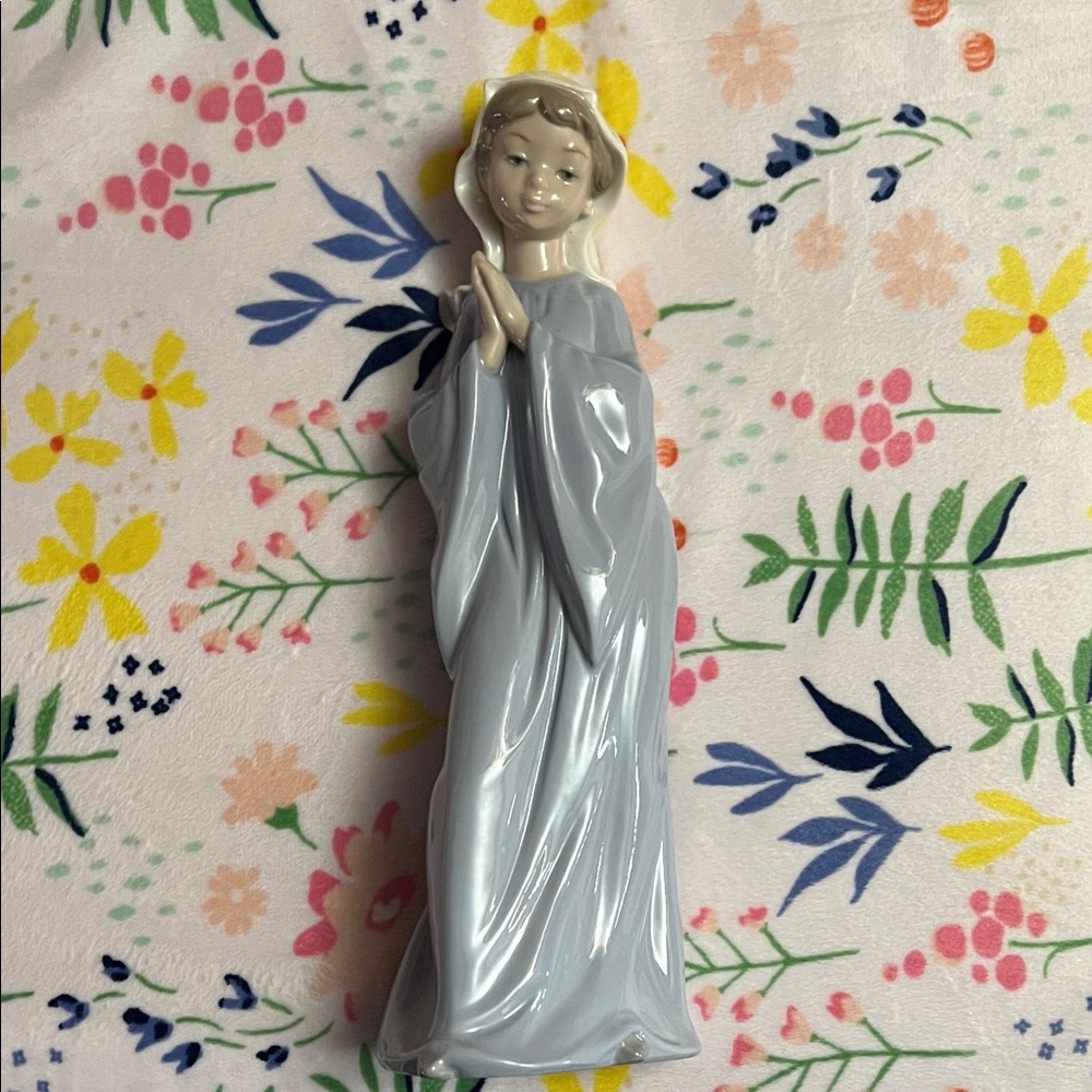 Lladro Nina Piadosa Nun Praying Madonna Ceramic Figurine in Light Blue and Cream